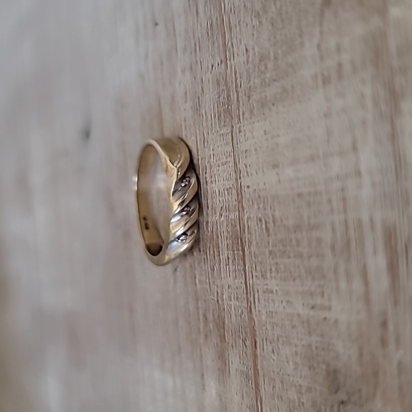 10KT SOLID GOLD RING - Picture 1 of 5